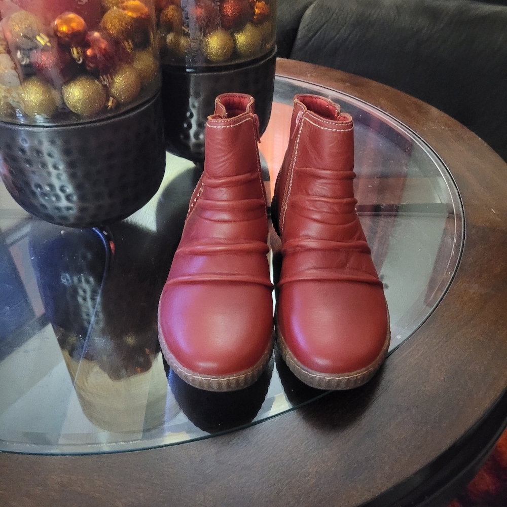 CLARKS RED LEATHER BOOTIES SIZE 12W